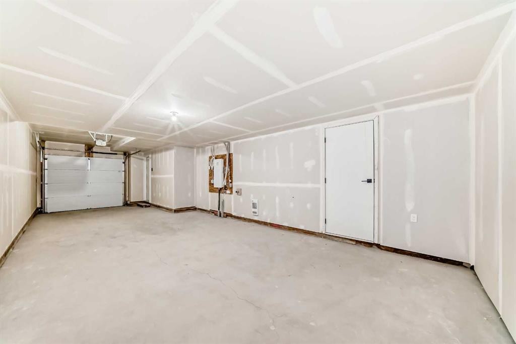 103-30 Rochester View Nw, Calgary, AB - Indoor Photo Showing Garage