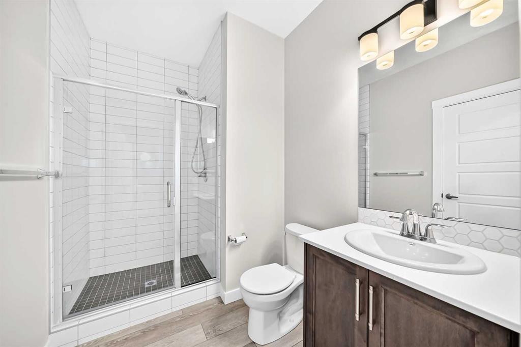 137 Creekside Way Sw, Calgary, AB - Indoor Photo Showing Bathroom