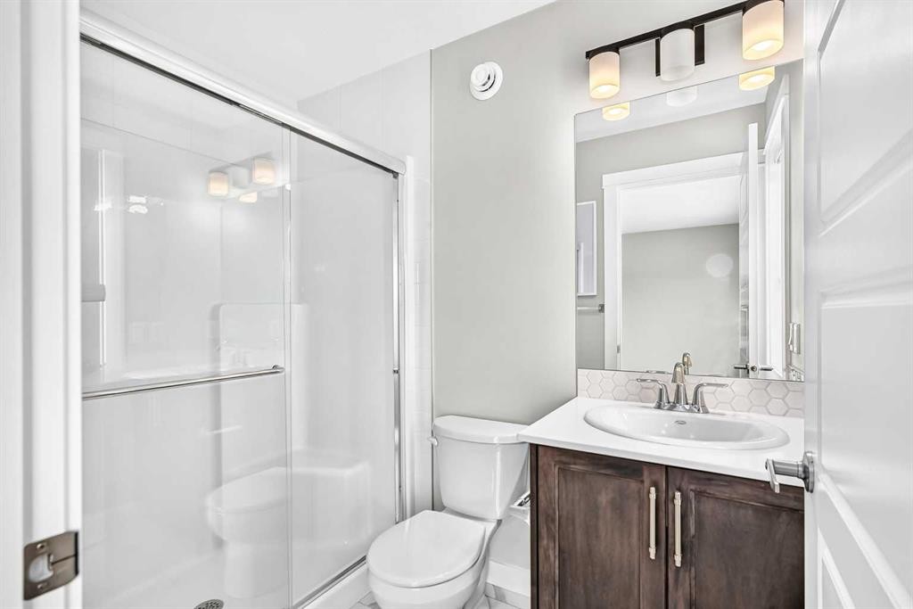 137 Creekside Way Sw, Calgary, AB - Indoor Photo Showing Bathroom