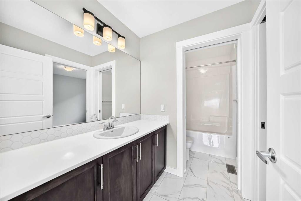 137 Creekside Way Sw, Calgary, AB - Indoor Photo Showing Bathroom