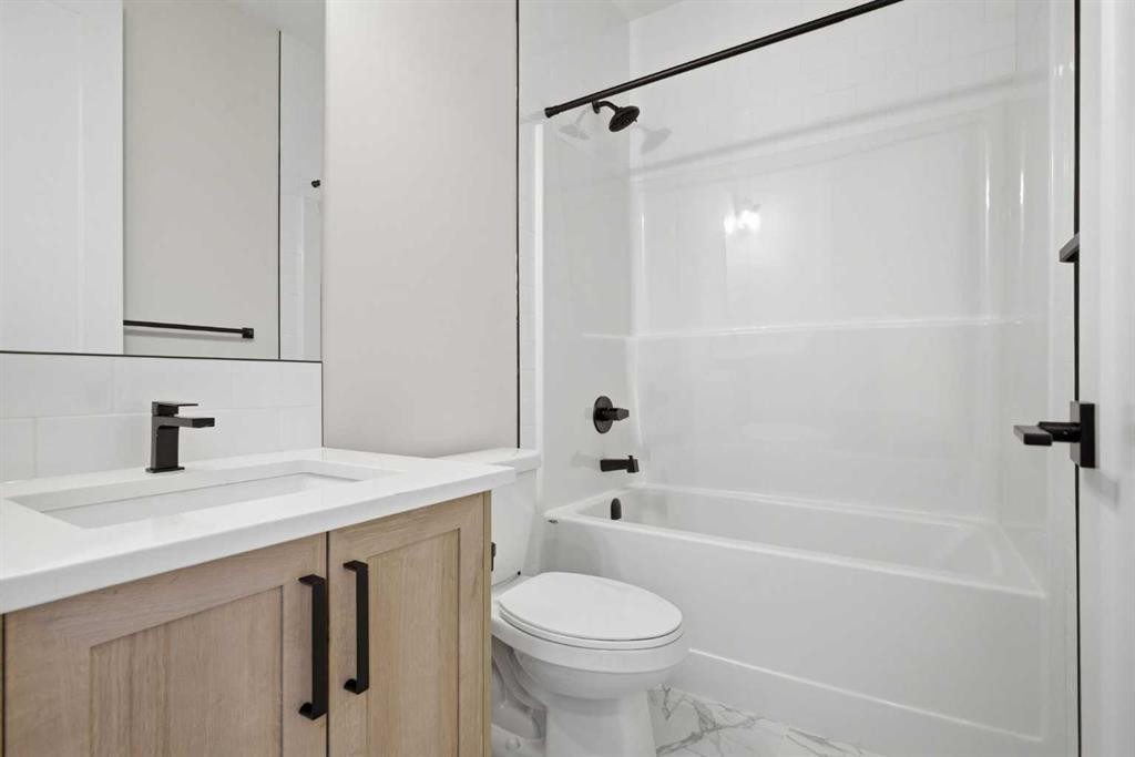 358 Kinniburgh Loop, Chestermere, AB - Indoor Photo Showing Bathroom