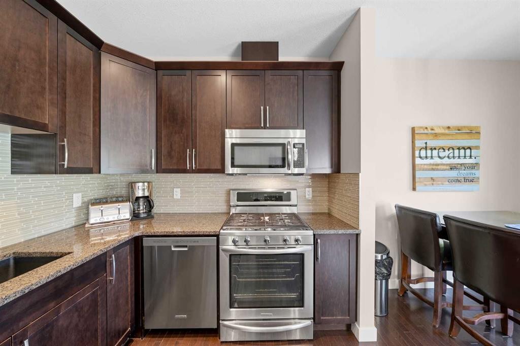 464 Quarry Villas Se, Calgary, AB - Indoor Photo Showing Kitchen With Stainless Steel Kitchen With Upgraded Kitchen