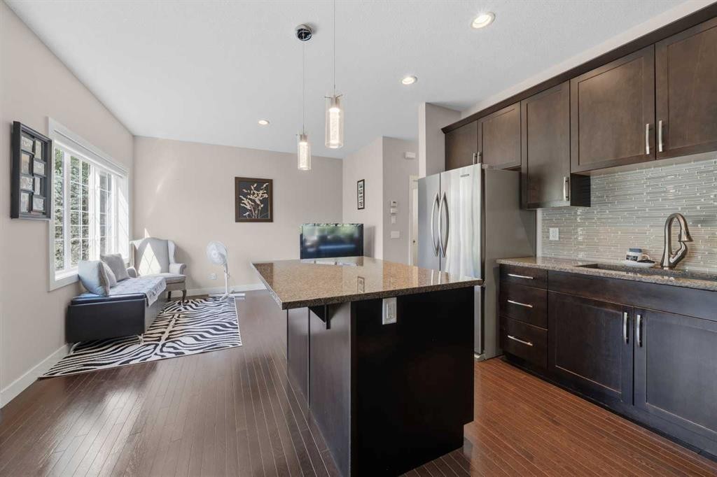 464 Quarry Villas Se, Calgary, AB - Indoor Photo Showing Kitchen With Upgraded Kitchen