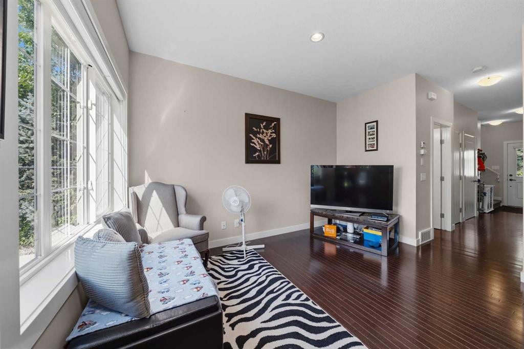 464 Quarry Villas Se, Calgary, AB - Indoor Photo Showing Living Room