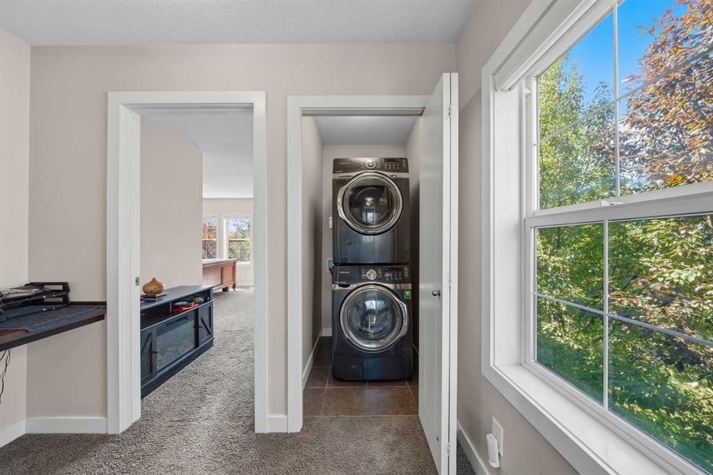 464 Quarry Villas Se, Calgary, AB - Indoor Photo Showing Laundry Room