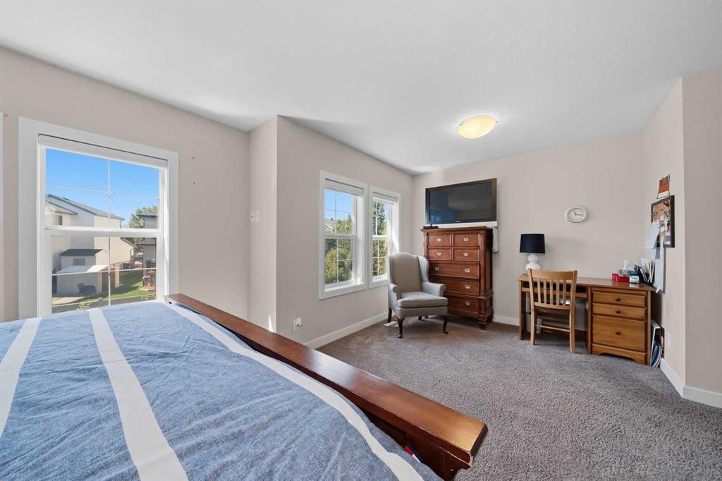 464 Quarry Villas Se, Calgary, AB - Indoor Photo Showing Bedroom