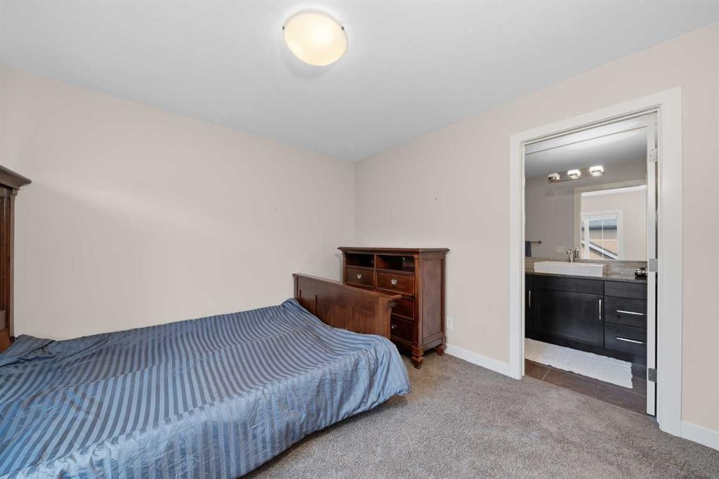 464 Quarry Villas Se, Calgary, AB - Indoor Photo Showing Bedroom