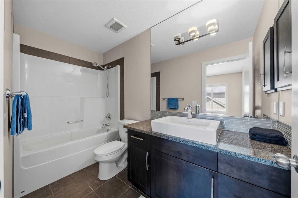 464 Quarry Villas Se, Calgary, AB - Indoor Photo Showing Bathroom