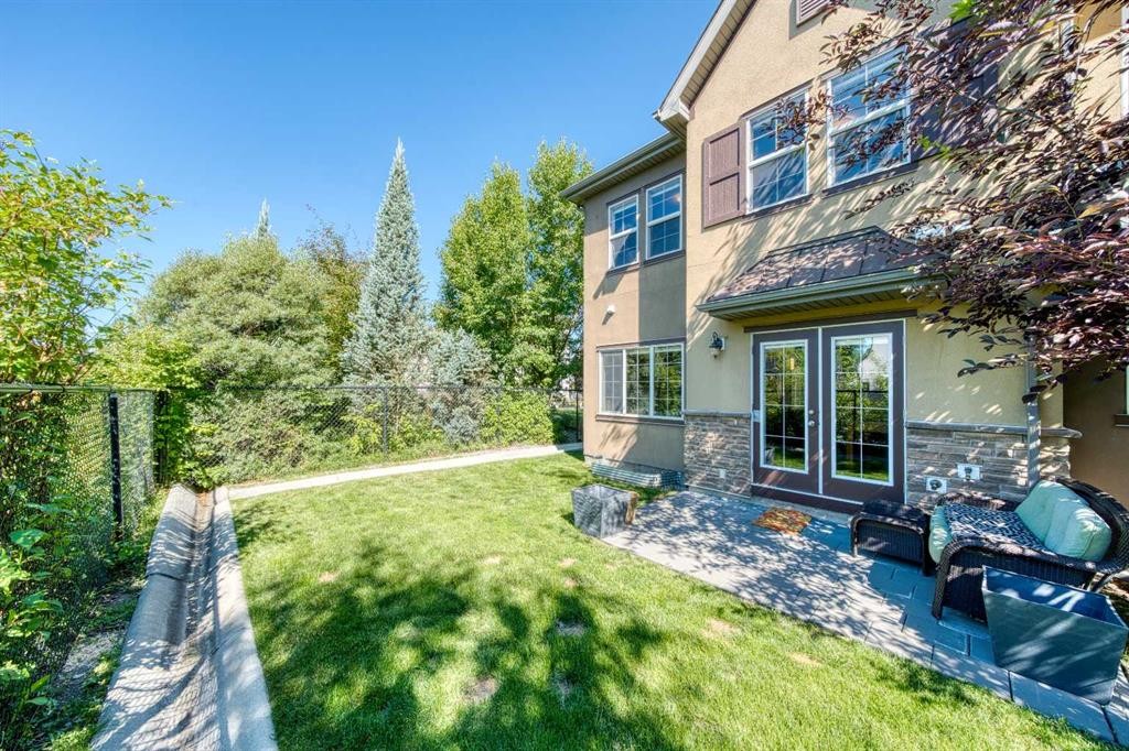 464 Quarry Villas Se, Calgary, AB - Outdoor