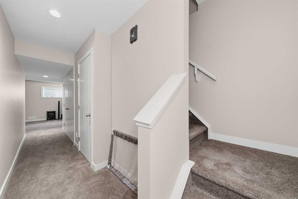 464 Quarry Villas Se, Calgary, AB - Indoor Photo Showing Other Room