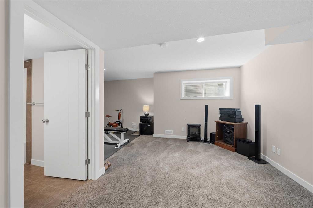 464 Quarry Villas Se, Calgary, AB - Indoor Photo Showing Other Room