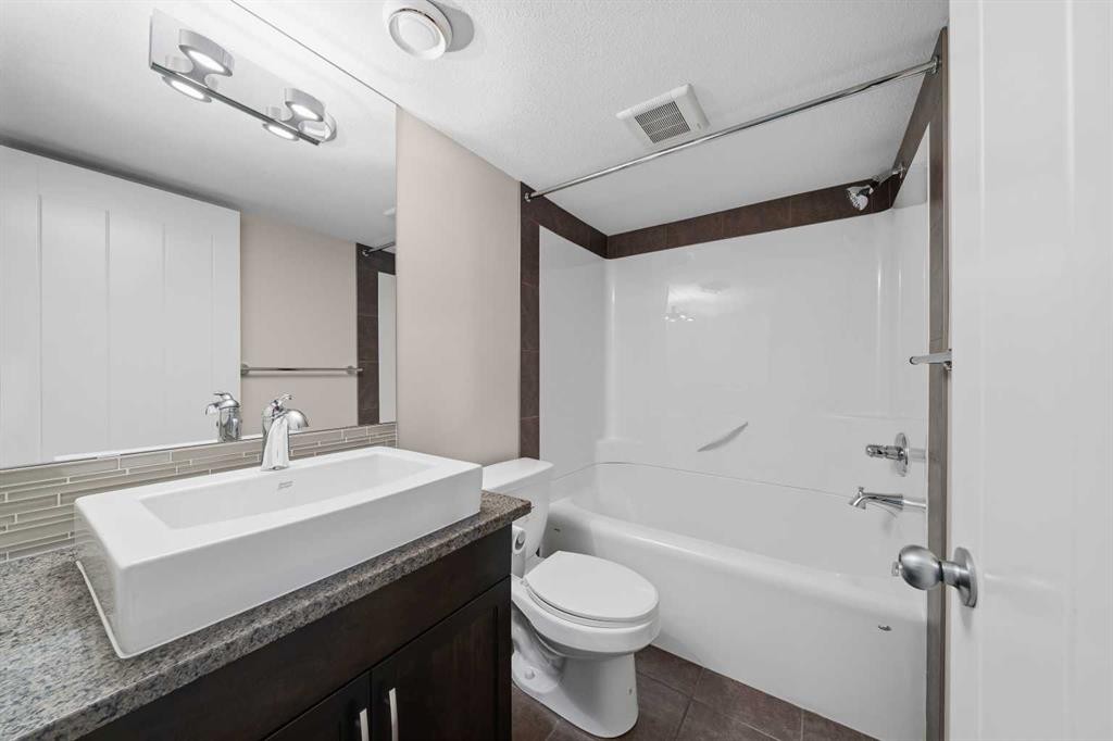 464 Quarry Villas Se, Calgary, AB - Indoor Photo Showing Bathroom