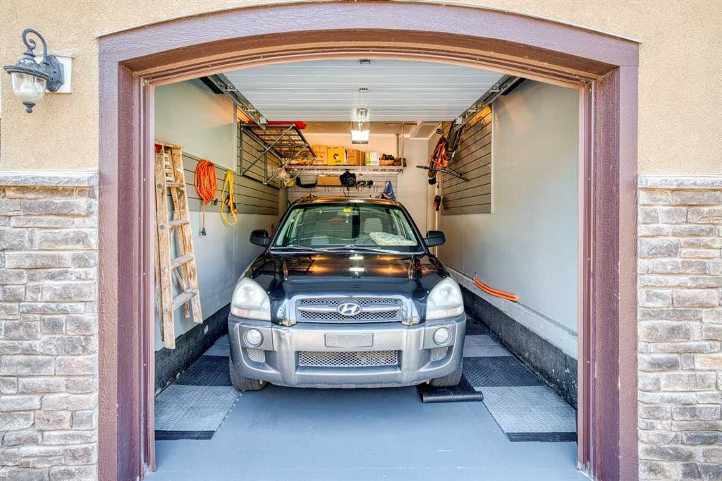 464 Quarry Villas Se, Calgary, AB - Indoor Photo Showing Garage