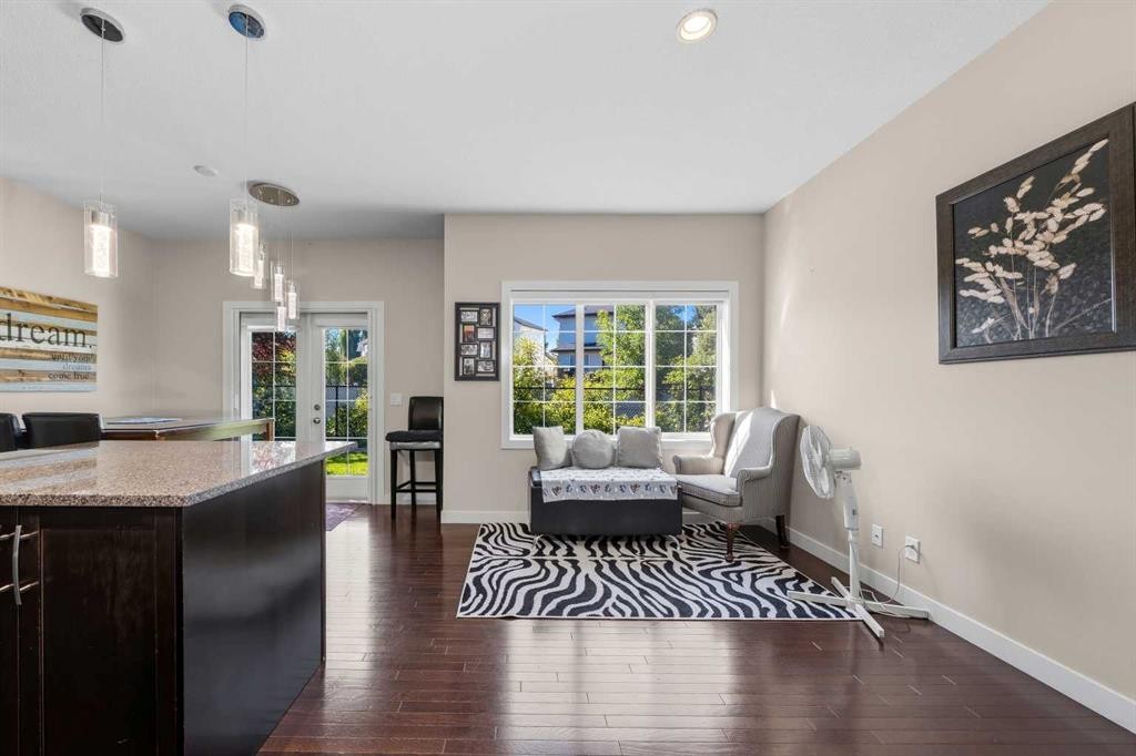 464 Quarry Villas Se, Calgary, AB - Indoor Photo Showing Living Room
