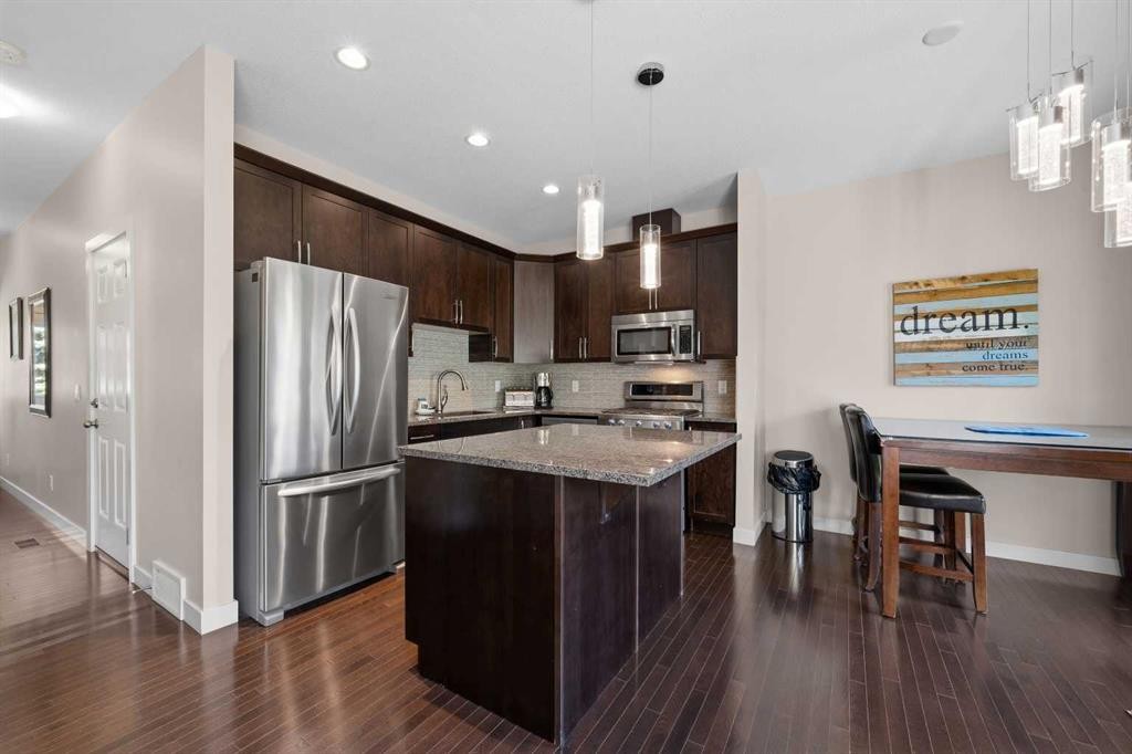 464 Quarry Villas Se, Calgary, AB - Indoor Photo Showing Kitchen With Stainless Steel Kitchen With Upgraded Kitchen