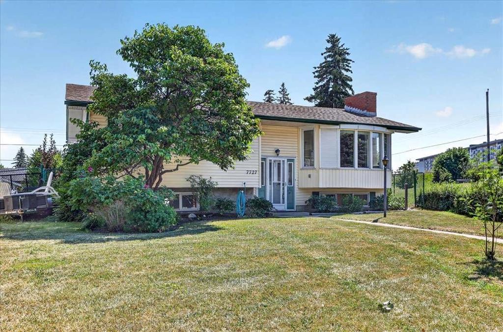 7727 Bowcliffe Crescent Nw, Calgary, AB - Outdoor