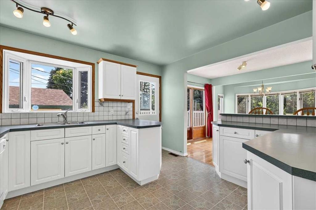 7727 Bowcliffe Crescent Nw, Calgary, AB - Indoor Photo Showing Kitchen With Double Sink