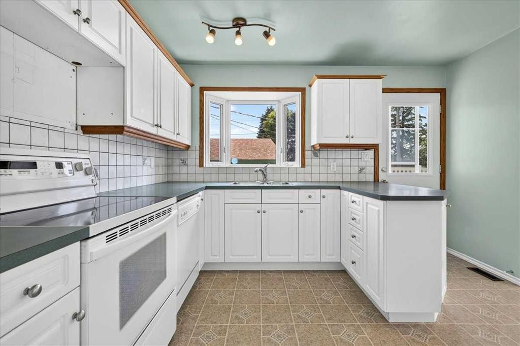7727 Bowcliffe Crescent Nw, Calgary, AB - Indoor Photo Showing Kitchen