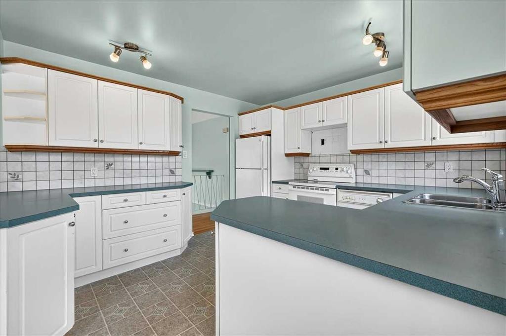 7727 Bowcliffe Crescent Nw, Calgary, AB - Indoor Photo Showing Kitchen With Double Sink