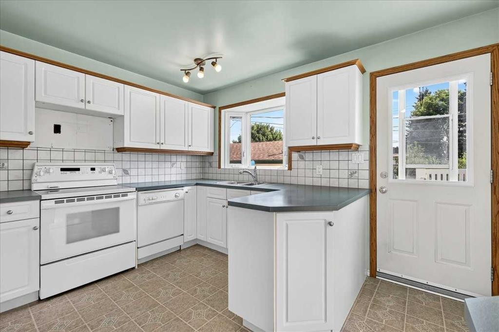7727 Bowcliffe Crescent Nw, Calgary, AB - Indoor Photo Showing Kitchen With Double Sink