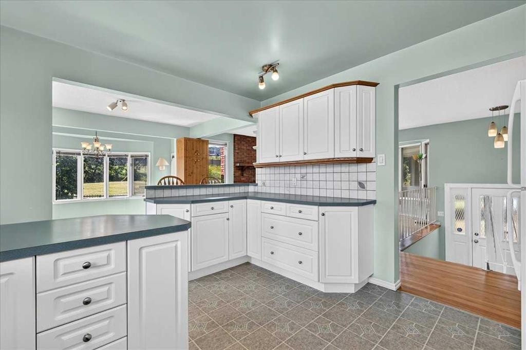 7727 Bowcliffe Crescent Nw, Calgary, AB - Indoor Photo Showing Kitchen
