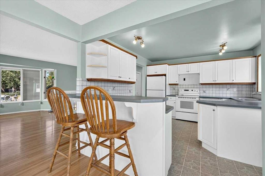 7727 Bowcliffe Crescent Nw, Calgary, AB - Indoor Photo Showing Kitchen With Double Sink