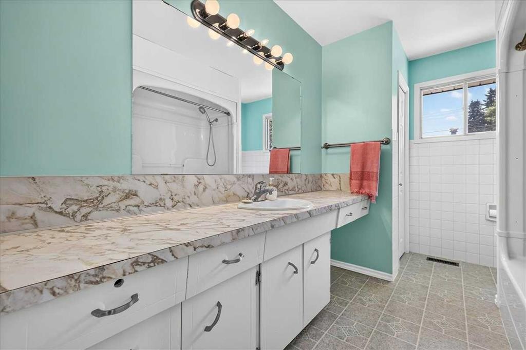 7727 Bowcliffe Crescent Nw, Calgary, AB - Indoor Photo Showing Bathroom