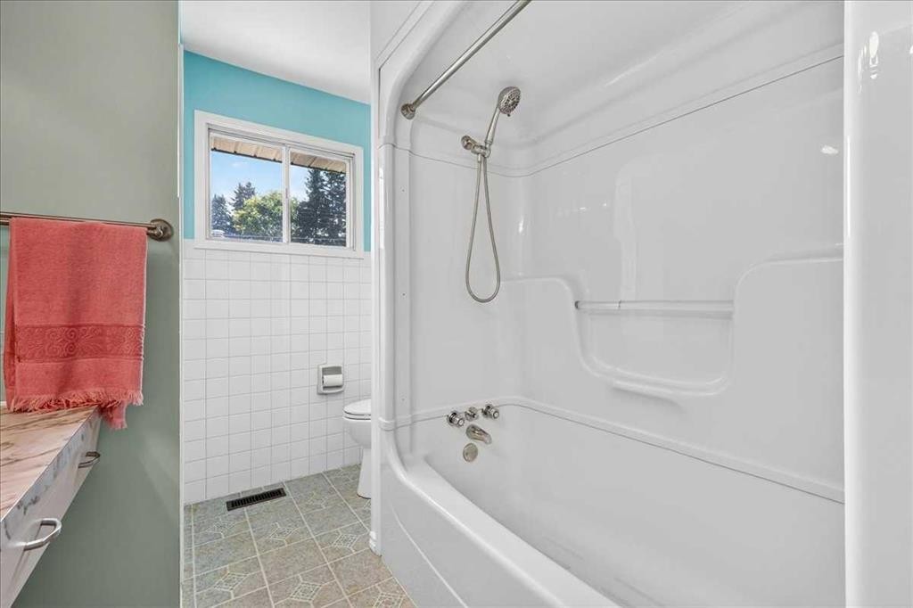 7727 Bowcliffe Crescent Nw, Calgary, AB - Indoor Photo Showing Bathroom