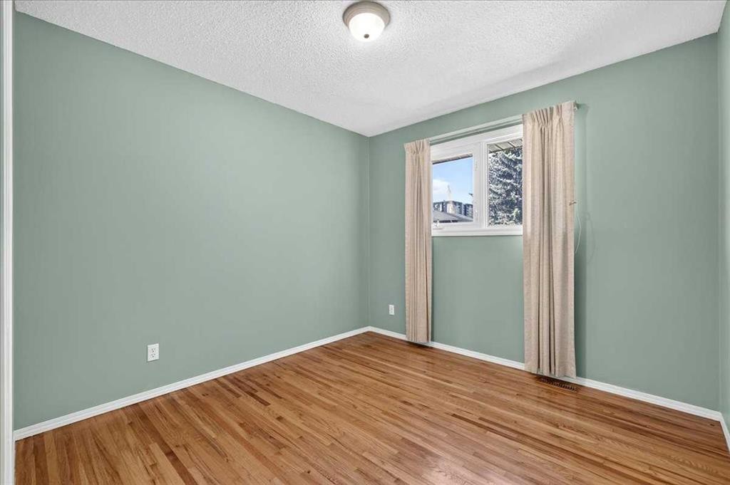 7727 Bowcliffe Crescent Nw, Calgary, AB - Indoor Photo Showing Other Room