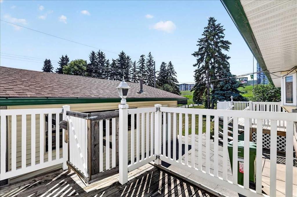 7727 Bowcliffe Crescent Nw, Calgary, AB - Outdoor