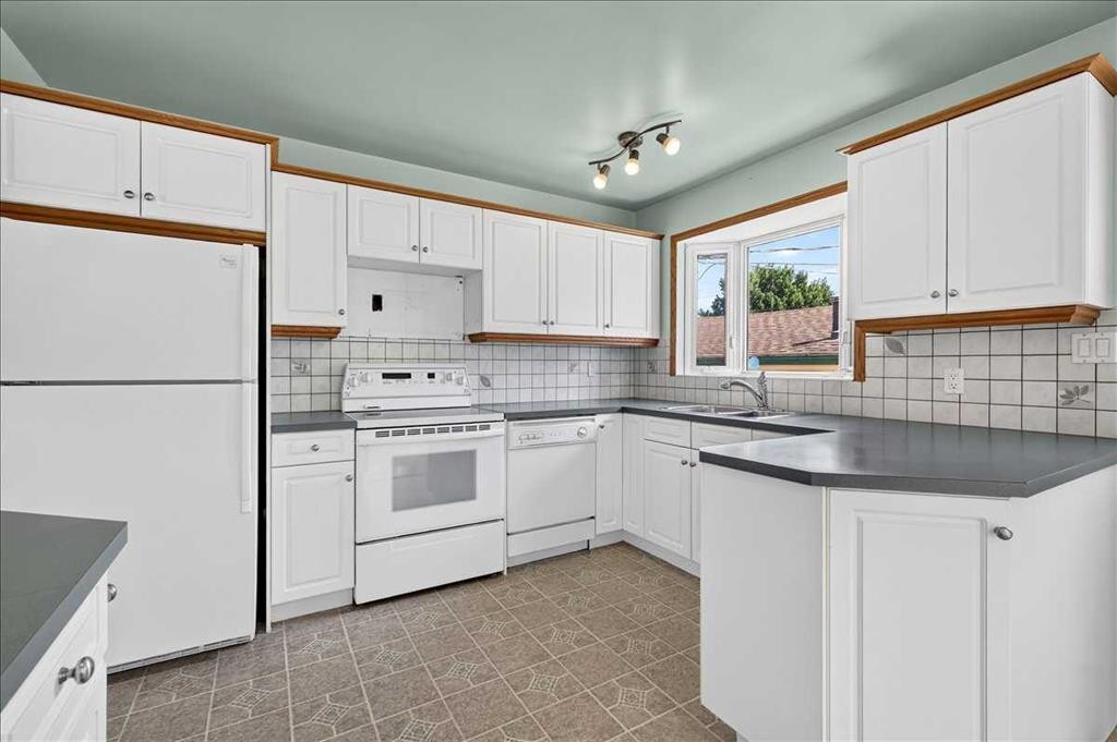 7727 Bowcliffe Crescent Nw, Calgary, AB - Indoor Photo Showing Kitchen With Double Sink
