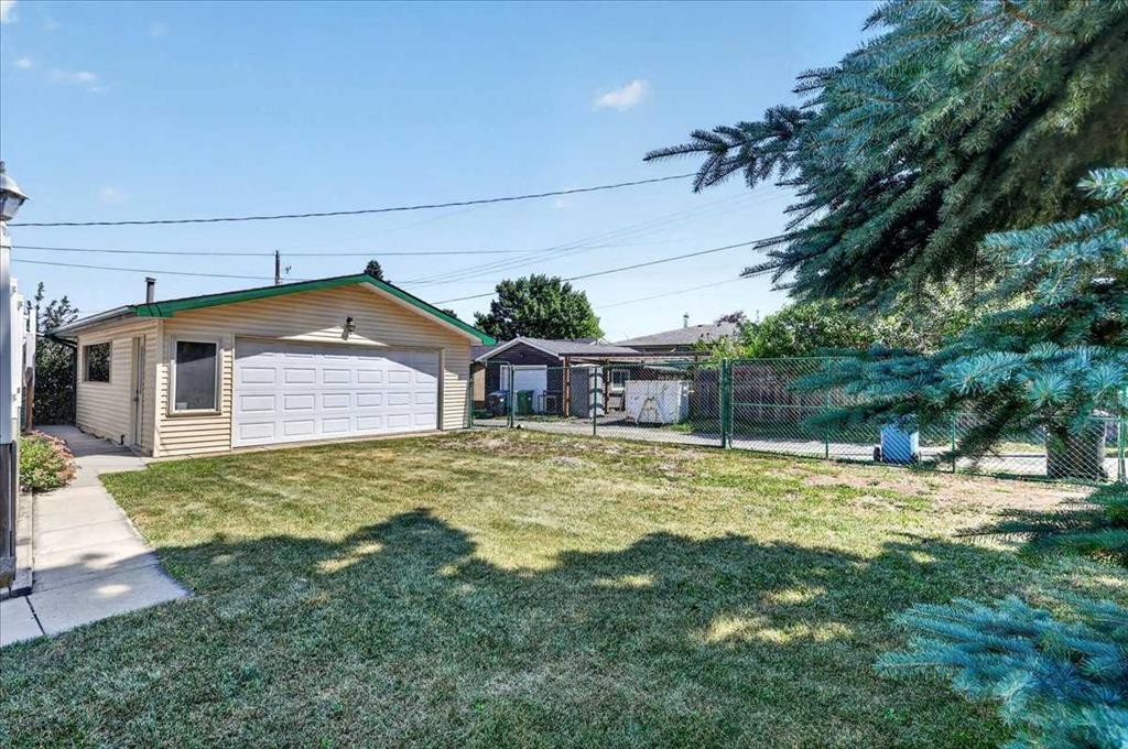 7727 Bowcliffe Crescent Nw, Calgary, AB - Outdoor