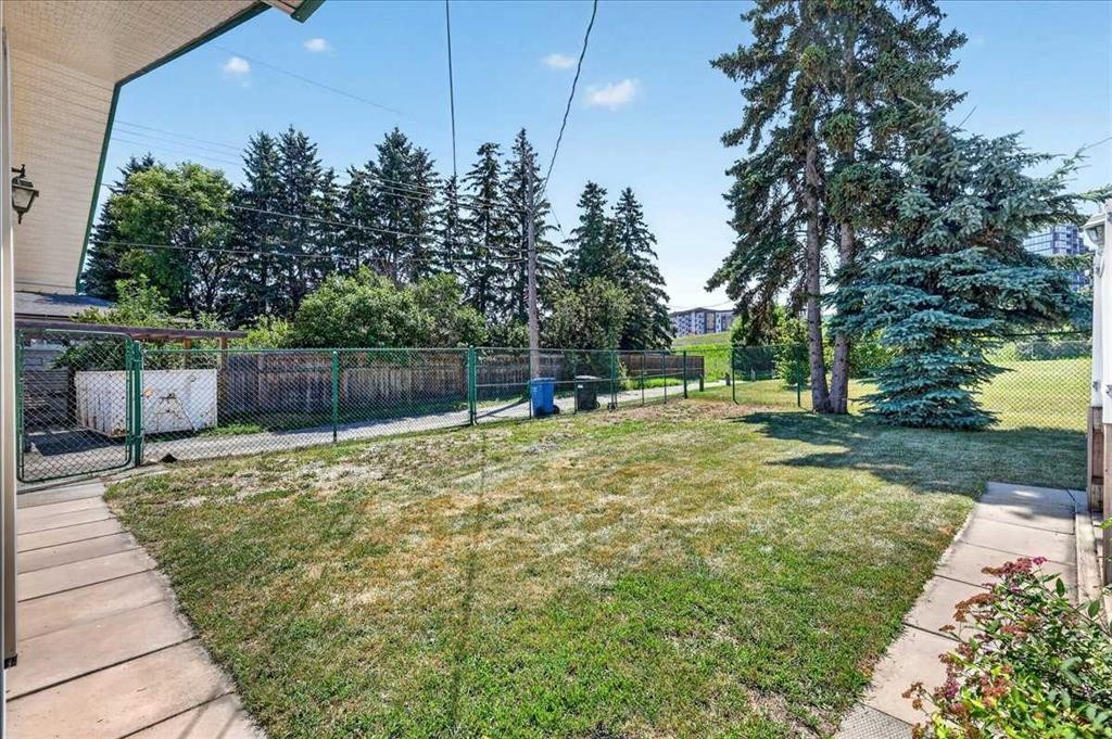 7727 Bowcliffe Crescent Nw, Calgary, AB - Outdoor