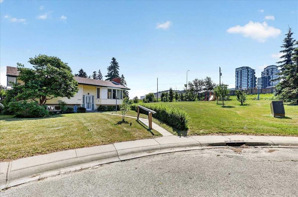 7727 Bowcliffe Crescent Nw, Calgary, AB - Outdoor