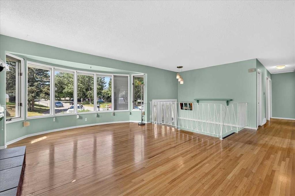7727 Bowcliffe Crescent Nw, Calgary, AB - Indoor Photo Showing Other Room