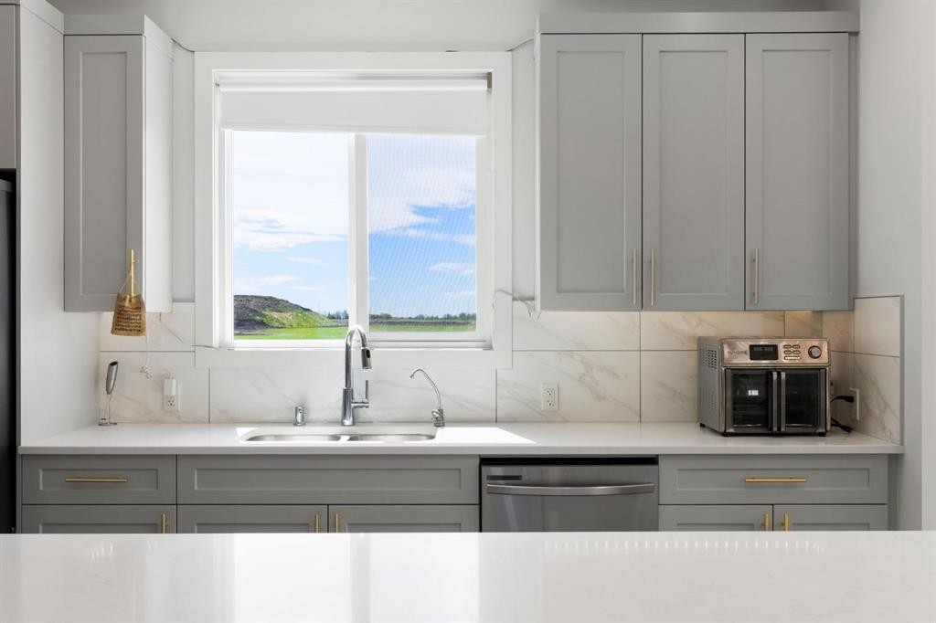 183 Brander Avenue, Langdon, AB - Indoor Photo Showing Kitchen With Upgraded Kitchen
