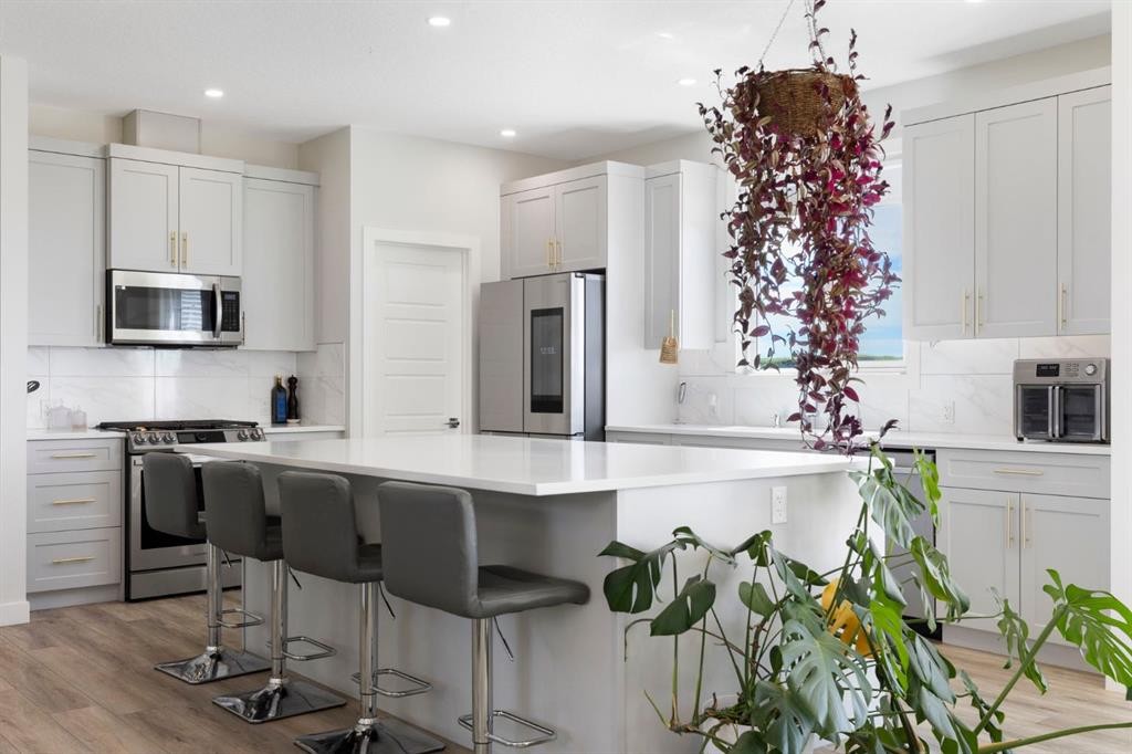 183 Brander Avenue, Langdon, AB - Indoor Photo Showing Kitchen With Upgraded Kitchen