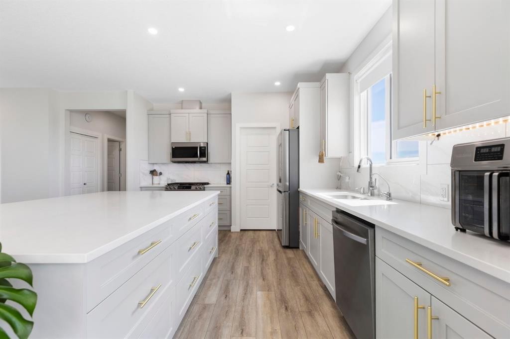 183 Brander Avenue, Langdon, AB - Indoor Photo Showing Kitchen With Upgraded Kitchen
