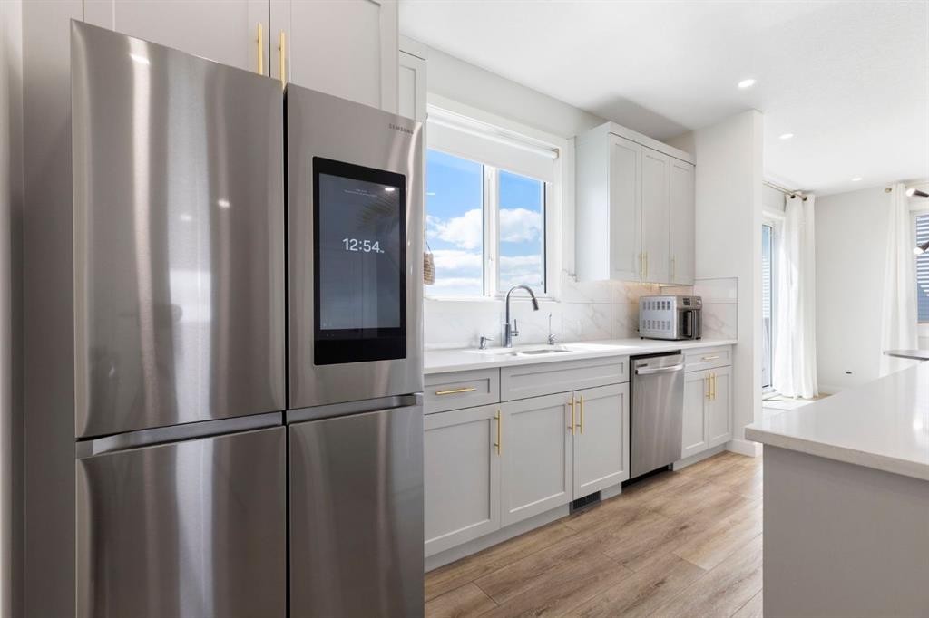 183 Brander Avenue, Langdon, AB - Indoor Photo Showing Kitchen With Upgraded Kitchen