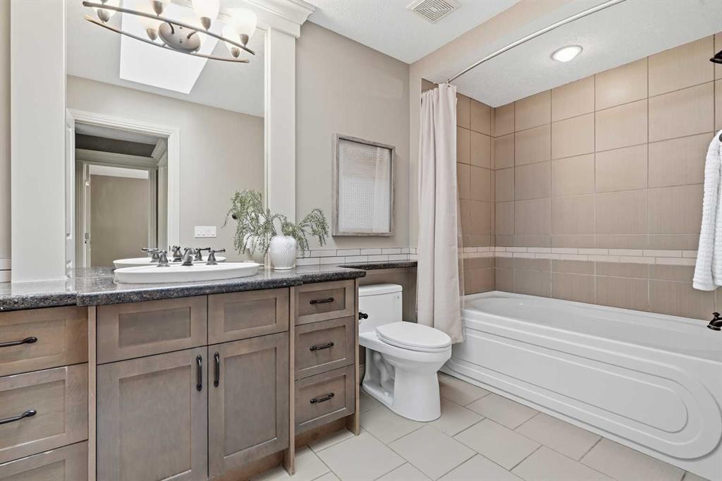 4221 17 Street Sw, Calgary, AB - Indoor Photo Showing Bathroom