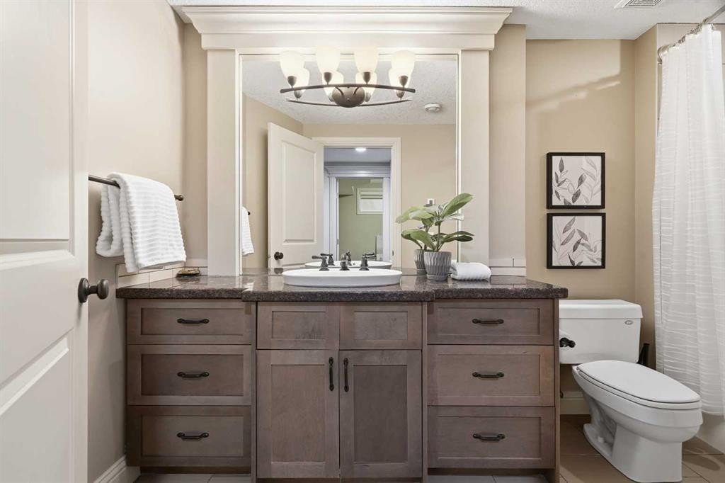 4221 17 Street Sw, Calgary, AB - Indoor Photo Showing Bathroom