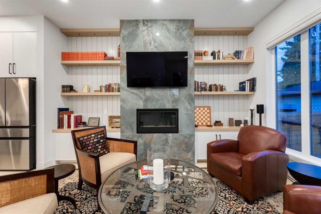 3719 2 Avenue Sw, Calgary, AB - Indoor Photo Showing Living Room With Fireplace