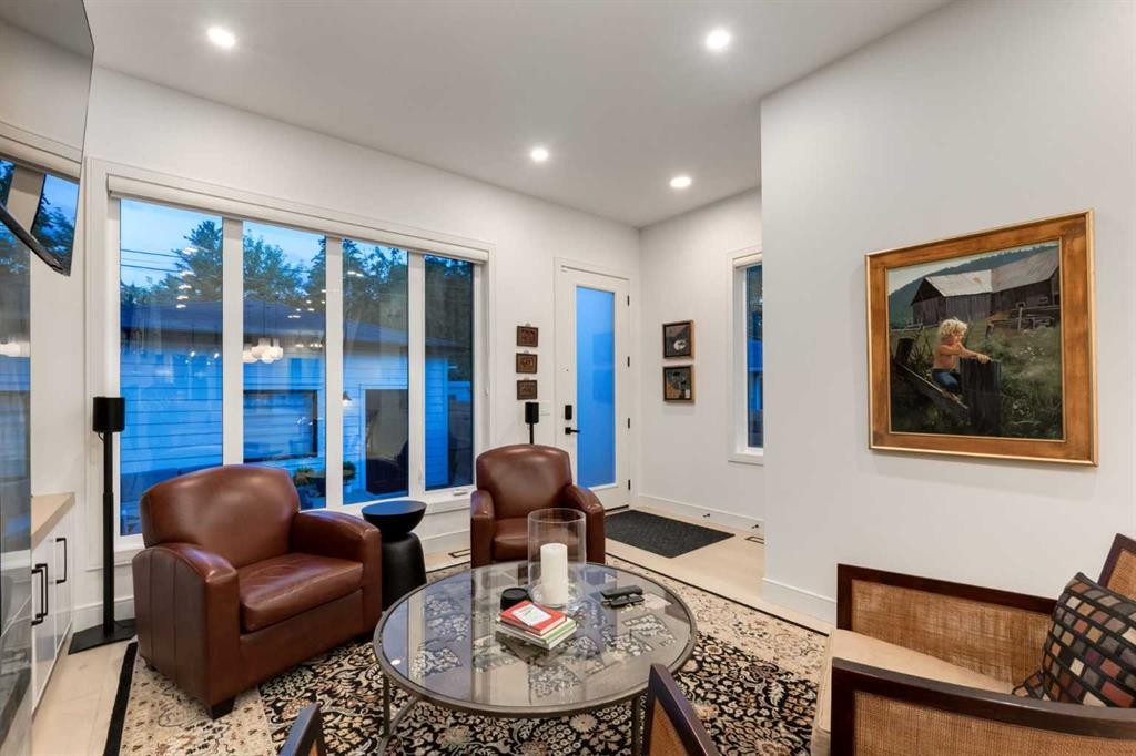 3719 2 Avenue Sw, Calgary, AB - Indoor Photo Showing Living Room