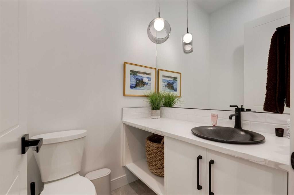 3719 2 Avenue Sw, Calgary, AB - Indoor Photo Showing Bathroom