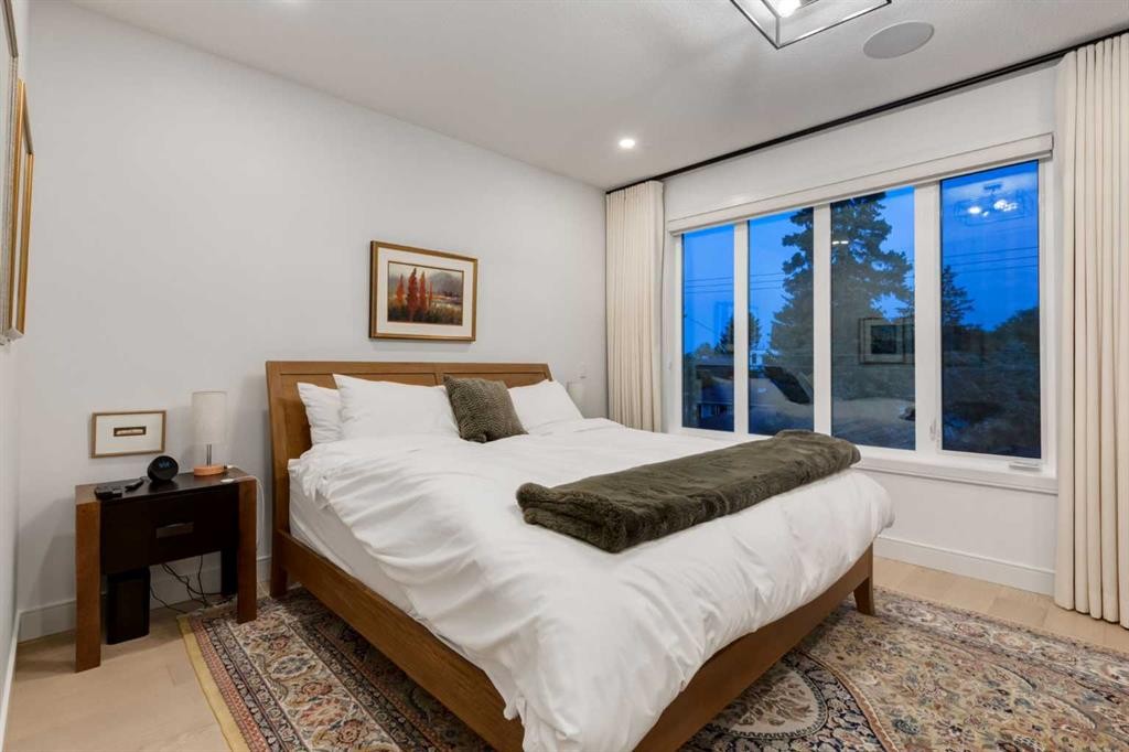 3719 2 Avenue Sw, Calgary, AB - Indoor Photo Showing Bedroom