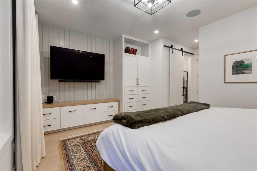 3719 2 Avenue Sw, Calgary, AB - Indoor Photo Showing Bedroom