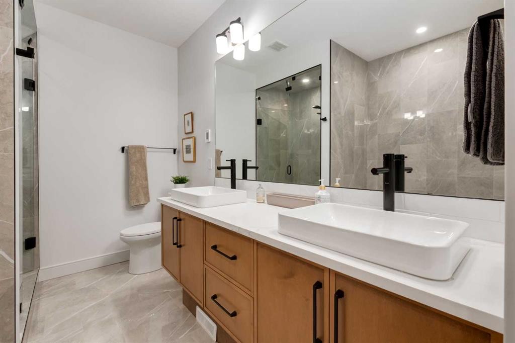 3719 2 Avenue Sw, Calgary, AB - Indoor Photo Showing Bathroom