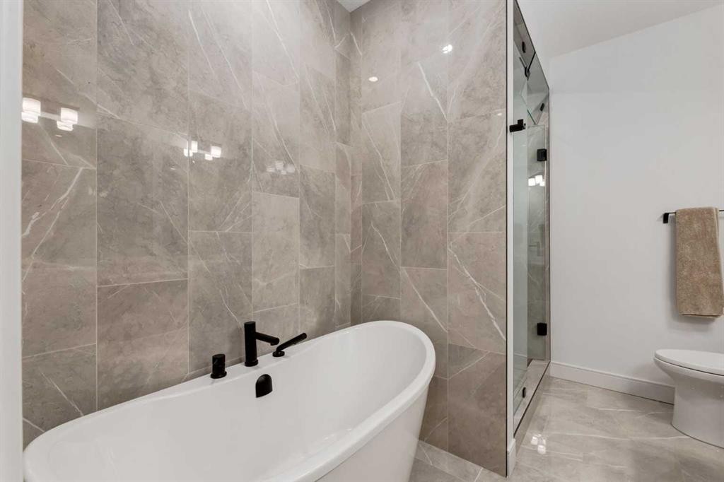 3719 2 Avenue Sw, Calgary, AB - Indoor Photo Showing Bathroom