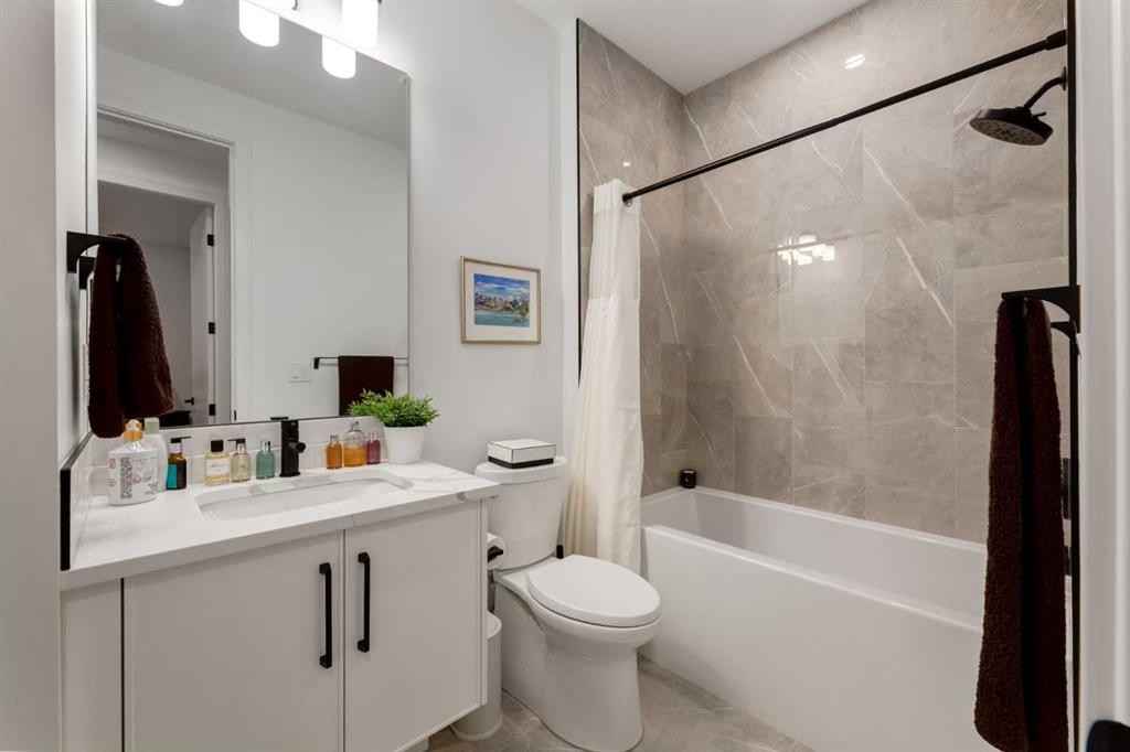 3719 2 Avenue Sw, Calgary, AB - Indoor Photo Showing Bathroom