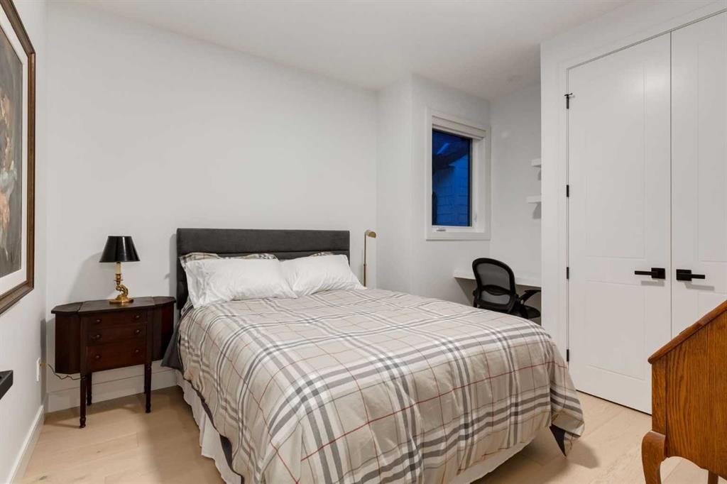 3719 2 Avenue Sw, Calgary, AB - Indoor Photo Showing Bedroom